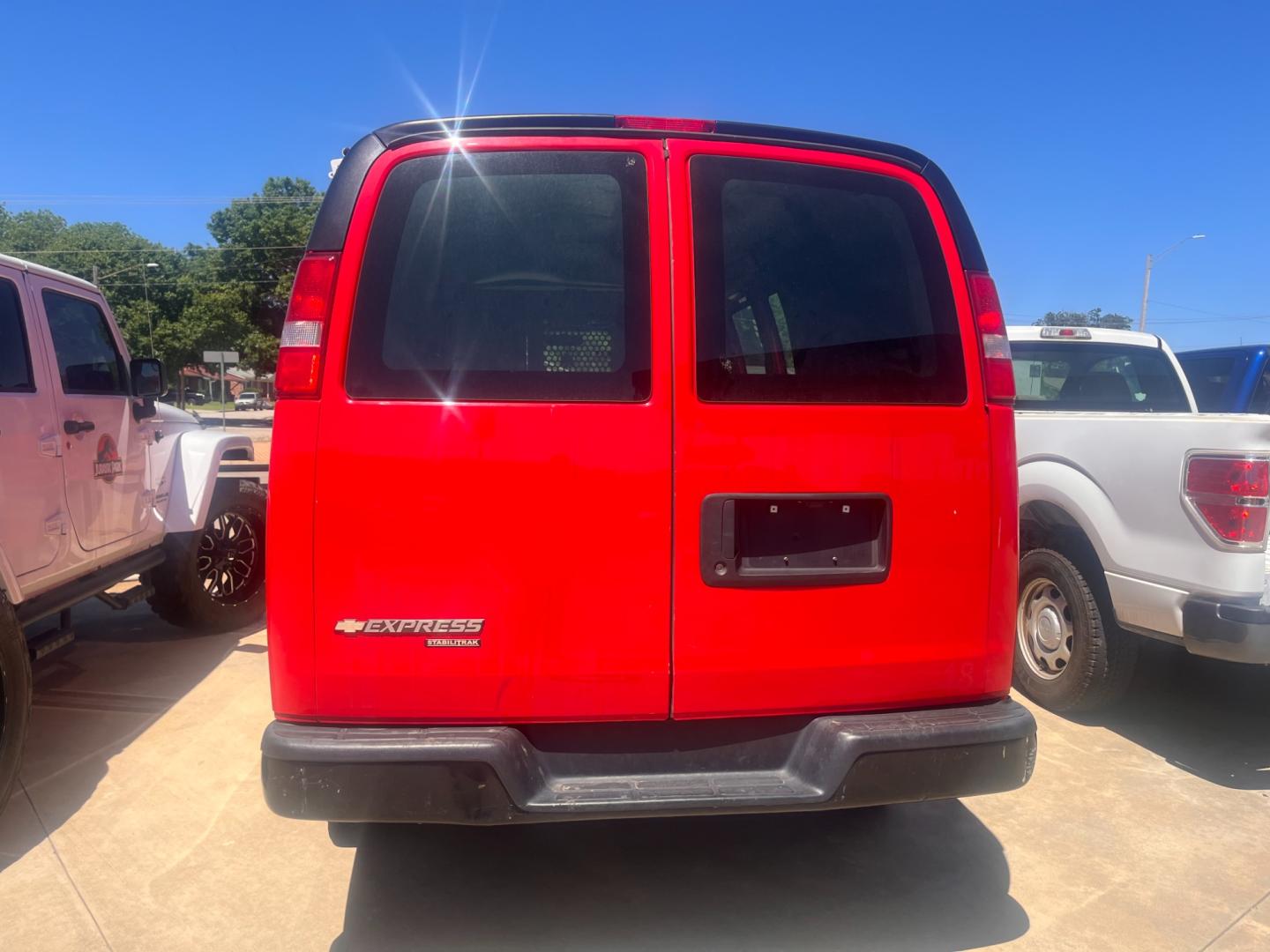 2016 RED CHEVROLET EXPRESS WORK VAN 2500 Cargo (1GCWGAFF2G1) with an 4.8L V8 FFV engine, 6A transmission, located at 8101 E. Skelly Dr., Tulsa, OK, 74129, (918) 592-3593, 36.121891, -95.888802 - Photo#3